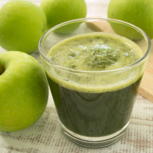 【それホント？】スムージーや加熱で変わる？りんごの最適な食べ方と健康効果